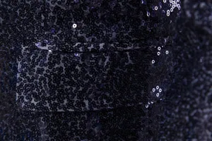 Detalle de primer plano de tela de lentejuelas azul oscuro, textura premium para chaqueta.