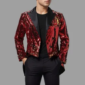 Détail en gros plan de la veste de frac scintillante pour homme rouge avec revers noir élégant.