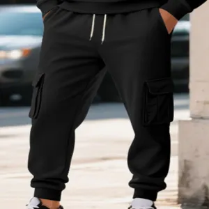 Dettaglio ravvicinato di pantaloni jogger neri casual con tasche laterali e coulisse.