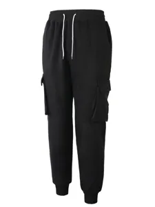 Pantaloni tuta cargo in felpa nera da uomo con fondo elasticizzato e coulisse regolabile.