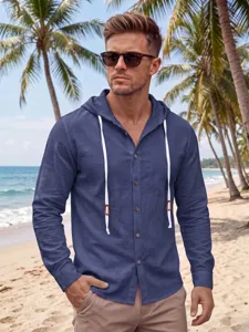 Vue de detail de la chemise en lin a capuche bleue pour homme avec cordon sur la plage.