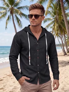 Détail style de vie plage chemise lin noir homme à capuche et cordons blancs.