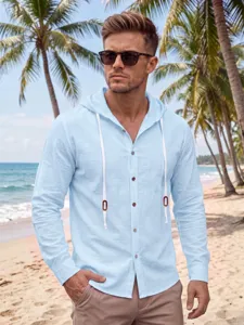 Vue détaillée de la chemise à capuche en lin bleu clair pour homme sur fond de plage.