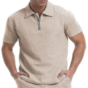 Nahaufnahme Detail des Herren Casual Waffelstrick Polohemdes mit halbem Reissverschluss.