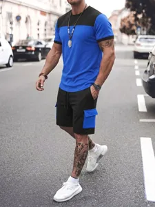 Set t-shirt colorblock e pantaloncini cargo da uomo outfit sportivo estivo casual.