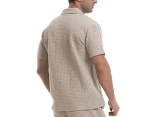 Rückseitiges Detail des Herren Waffelstrick Kurzarm Polohemd in Beige, strukturierter Stoff.