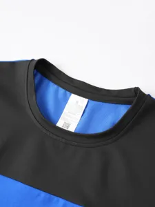 Primo piano dettagliato del collo di una t-shirt casual colorblock con etichetta.