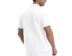 Herren weißes Waffelstrick Polohemd Detail, lässiges Kurzarm Top Rückansicht, Sommer Mode.