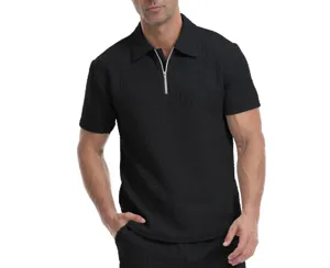 Detailansicht des schwarzen Herren Poloshirts im Waffelstrick mit Reißverschluss vorne.