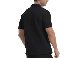 Rückansicht des schwarzen Waffelstrick-Poloshirts mit Struktur und kurzen Ärmeln.