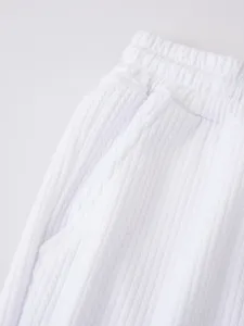 Weisse strukturierte herren freizeitshorts elastischer bund detail tasche nahaufnahme