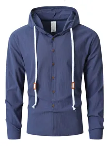 Chemise à capuche manches longues pour homme avec boutons et cordons en bleu foncé.