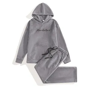 Completo tuta in pile soffice grigio con felpa con cappuccio e pantaloni, loungewear invernale.