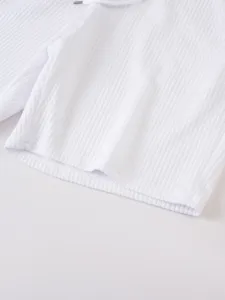 Nahaufnahme von weißen strukturierten Herren-Freizeitshorts mit feinen Stoffdetails.