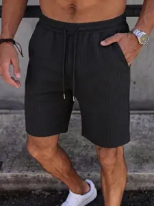 Nahaufnahme Detail von Herren lässigen gerippten Kordelzugshorts in Schwarz für den Sommer.