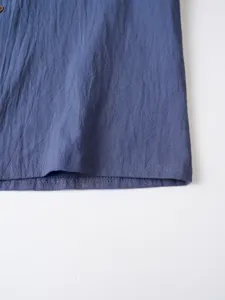 Gros plan detail de l'ourlet de la chemise en lin et coton bleu texture vetement