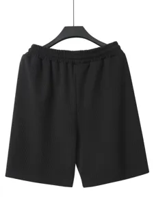 Nahaufnahme schwarzer Jacquard-Shorts für Herren mit strukturiertem Stoff und Bund.