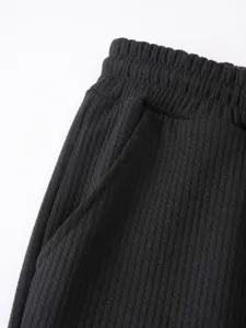 Herren schwarze gerippte Freizeit Sportshorts Detailansicht mit bequemem Gummibund.