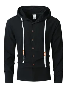 Détail chemise à capuche noire homme, manches longues, tissu décontracté coton lin.