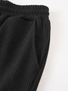 Schwarze gerippte Shorts Detailansicht mit Seitentasche und elastischem Bund.