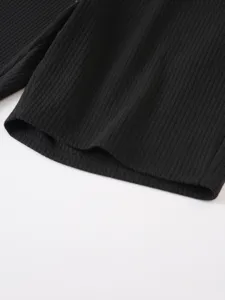 Nahaufnahme des schwarzen Rippstoffsaums für Herren Freizeithorts, klare Strickstruktur.