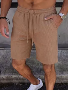Nahaufnahme von braunen Herren Freizeishorts mit Struktur und bequemem elastischen Kordelzugbund.