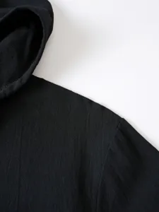 Gilet à capuche noir en lin et coton pour homme, vue détaillée, texture respirante.