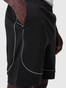 Vista dettagliata di pantaloncini sportivi da uomo in tessuto mesh traspirante con tasche.