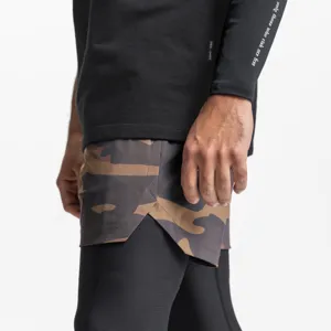 Short de running camouflage 2-en-1 pour homme avec collants de compression fitness.