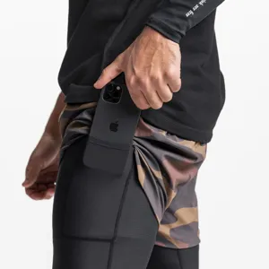 Short de running 2 en 1 pour homme avec couche extérieure camouflage et poche pour téléphone.