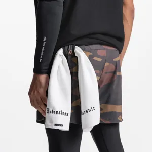 Vue de détail de short de sport de camouflage pour homme avec serviette et double couche.