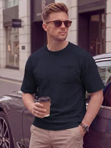 Gedetailleerd overzicht van het donkerblauwe heren T-shirt met korte mouwen en jacquard textuur.
