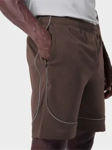 Pantaloncini sportivi da uomo in rete traspirante con profili riflettenti e tasche per allenamento.