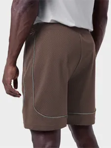 Pantaloncini sportivi da uomo in rete traspirante con dettagli di piping riflettente.