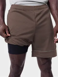 Pantaloncini sportivi uomo doppio strato, rete traspirante con fodera a compressione per palestra.