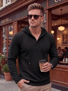 Λεπτομέρεια από μαύρο ανδρικό φούτερ waffle knit, casual μακρυμάνικο henley με κουκούλα.