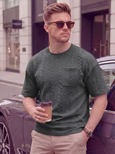 Detail van getextureerd gebreid T-shirt met korte mouwen en borstzak voor heren.