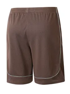 Vista dettagliata dei pantaloncini sportivi in rete traspirante con bordi a contrasto.
