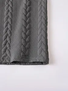 Gedetailleerd uitzicht op de grijze gestructureerde t-shirt stof met kabelbreisel jacquard patroon.