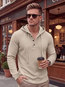 Λεπτομερής όψη ανδρικού μπεζ φούτερ waffle με casual γιακά Henley, μακριά μανίκια και άνετη γραμμή.