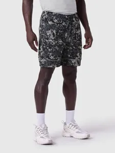 Vista dettagliata dei pantaloncini sportivi da uomo con stampa mimetica e profili.