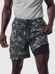 Vista dettagliata dei pantaloncini sportivi 2 in 1 con mimetica digitale e fodera.