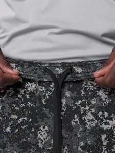 Primo piano della cintura di pantaloncini sportivi da uomo, coulisse nera e stampa camo.