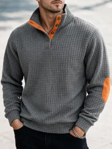 Suéter casual para hombre de cuello alto en punto gofrado con parches de contraste.