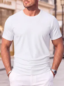 Vista dettagliata della t-shirt casual da uomo tinta unita con girocollo bianca all'aperto