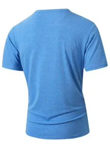 Vista posteriore dettagliata della t-shirt uomo manica corta scollo V blu estate.