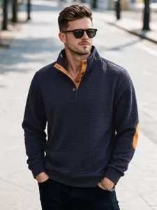 Sudadera casual de hombre con cuello alto acolchado y detalles de contraste naranja y coderas.