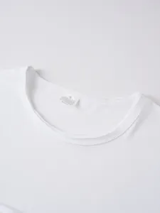 Primo piano sul colletto di una t-shirt da uomo a maniche corte bianca con etichetta.