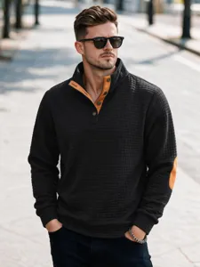 Vista detallada de jersey hombre casual acolchado cuello alto manga larga con coderas en contraste.