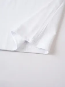 Vista dettagliata del polsino della t-shirt uomo bianca tinta unita, cuciture fini.